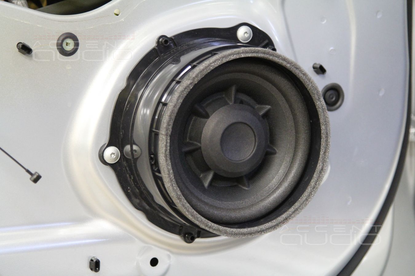 Разбираемся с заводскими системами в разных комплектациях Range Rover Velar