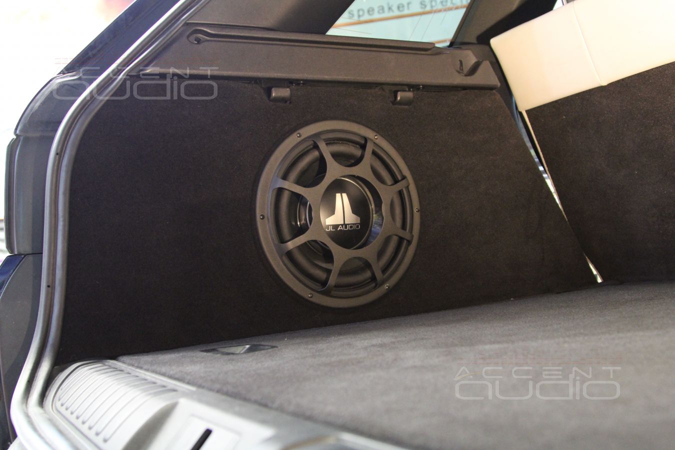 Сабвуфер Focal, встроенный в крыло Range Rover Sport