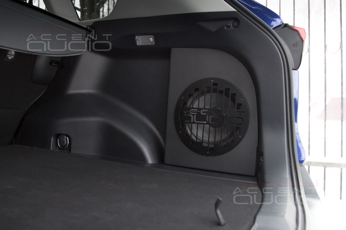 Полная интеграция сабвуфера: новый Eton Graphit 10 в Toyota Rav4