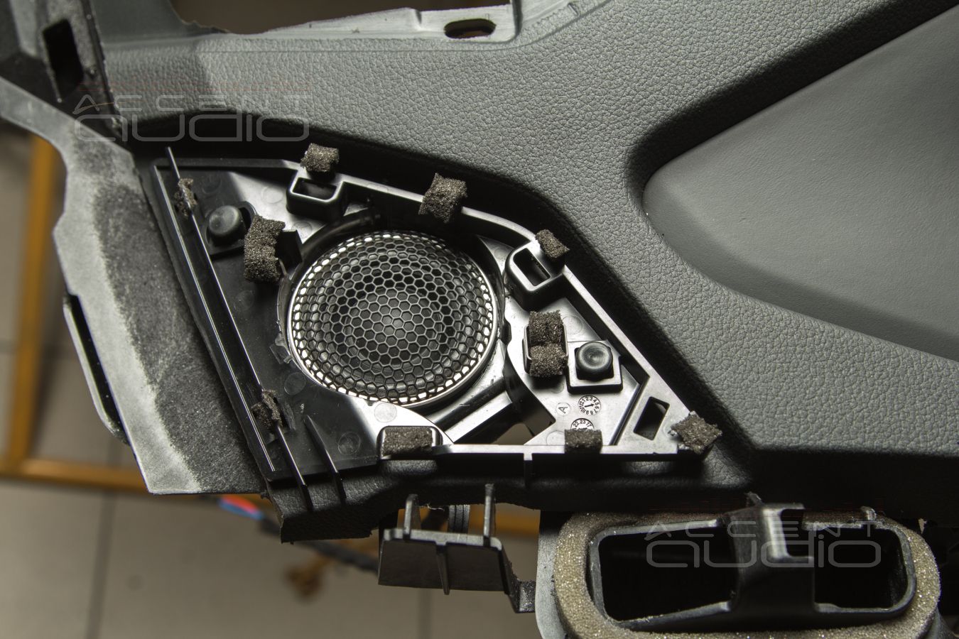Полностью штатный, скрытый, но правильный монтаж серединок Brax GL2 в Audi E-Tron
