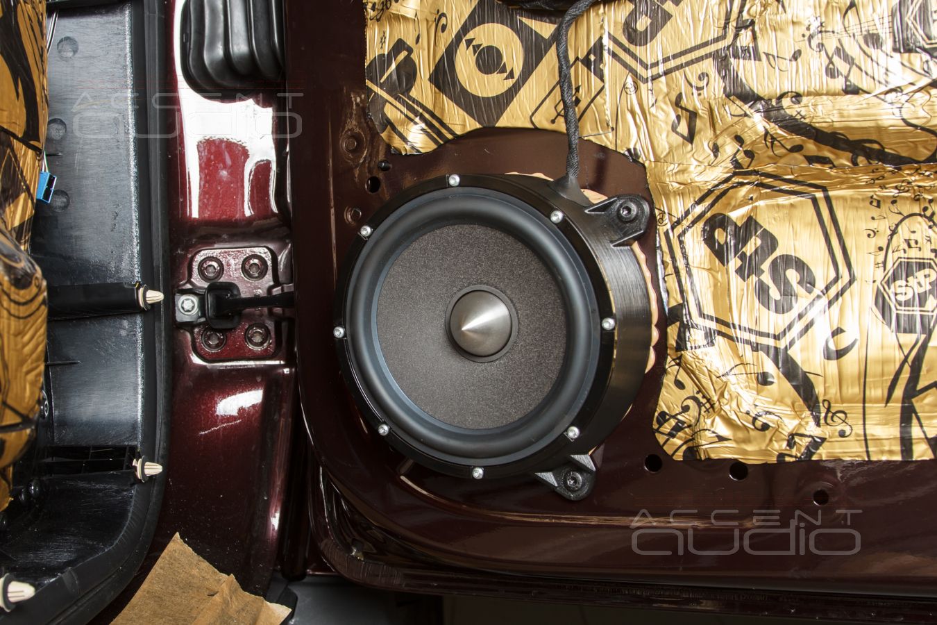 Аудиоподготовка дверей и штатный монтаж мидбасовых динамиков Brax ML6P