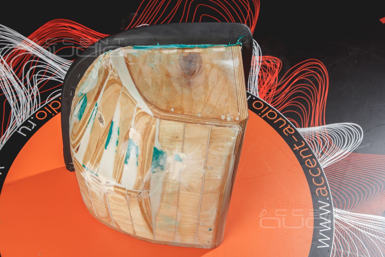 Сабвуфер-стелс для Toyota RAV4 – единственно возможное решение