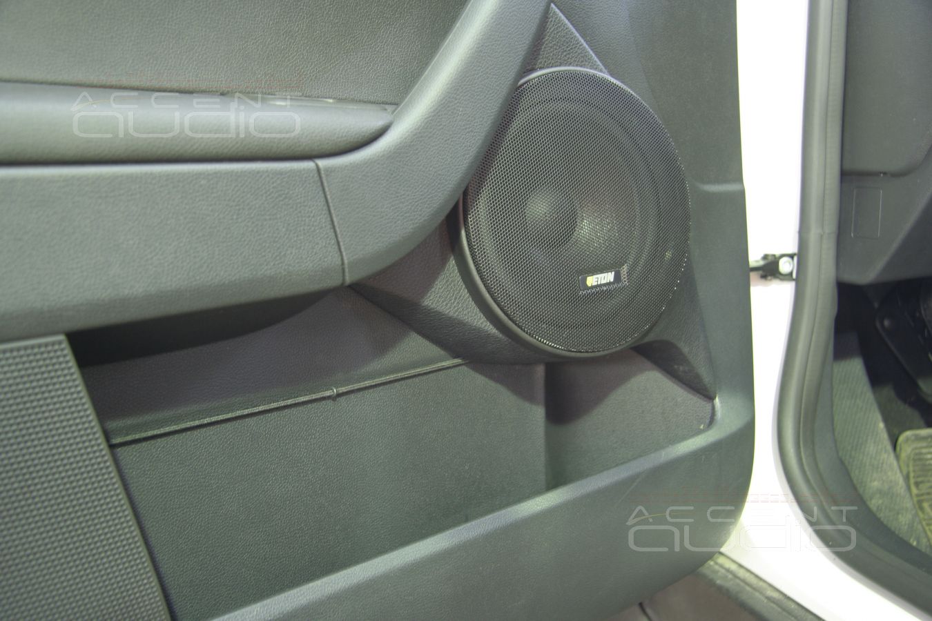 Установка мидбасов в Skoda Yeti 