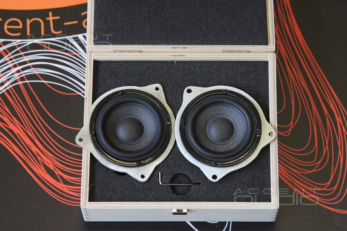 Установка новых среднечастотных динамиков Brax в штатные места Mercedes-Benz GT