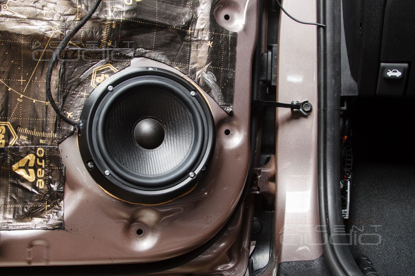 Комплект из двух подиумов для установки 165 мм мидбасовых излучателей в KIA Rio X-Line 2020-2022.