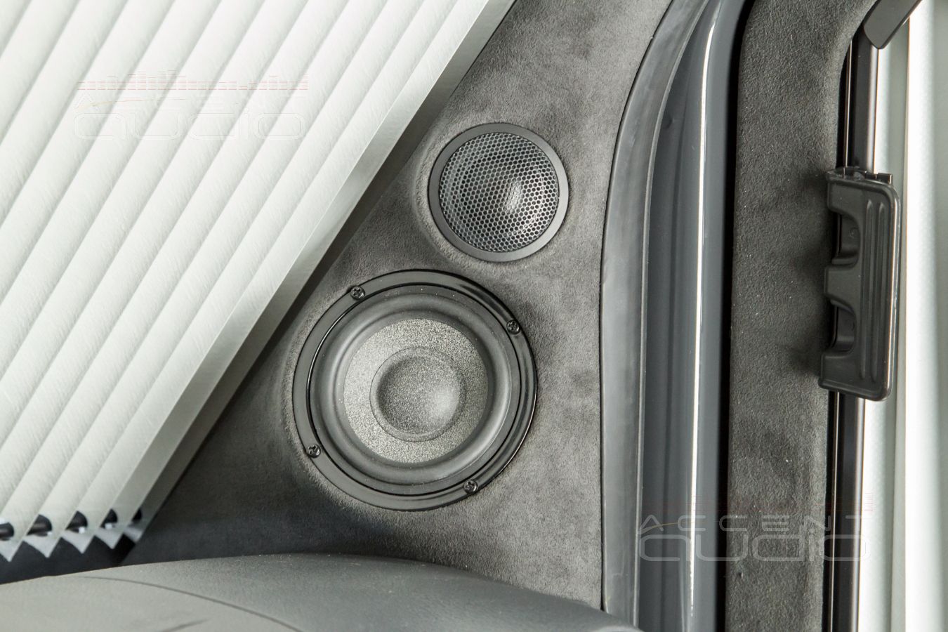 Новый, цельный и строгий дизайн кабины и подиумы под СЧ-ВЧ звено Brax