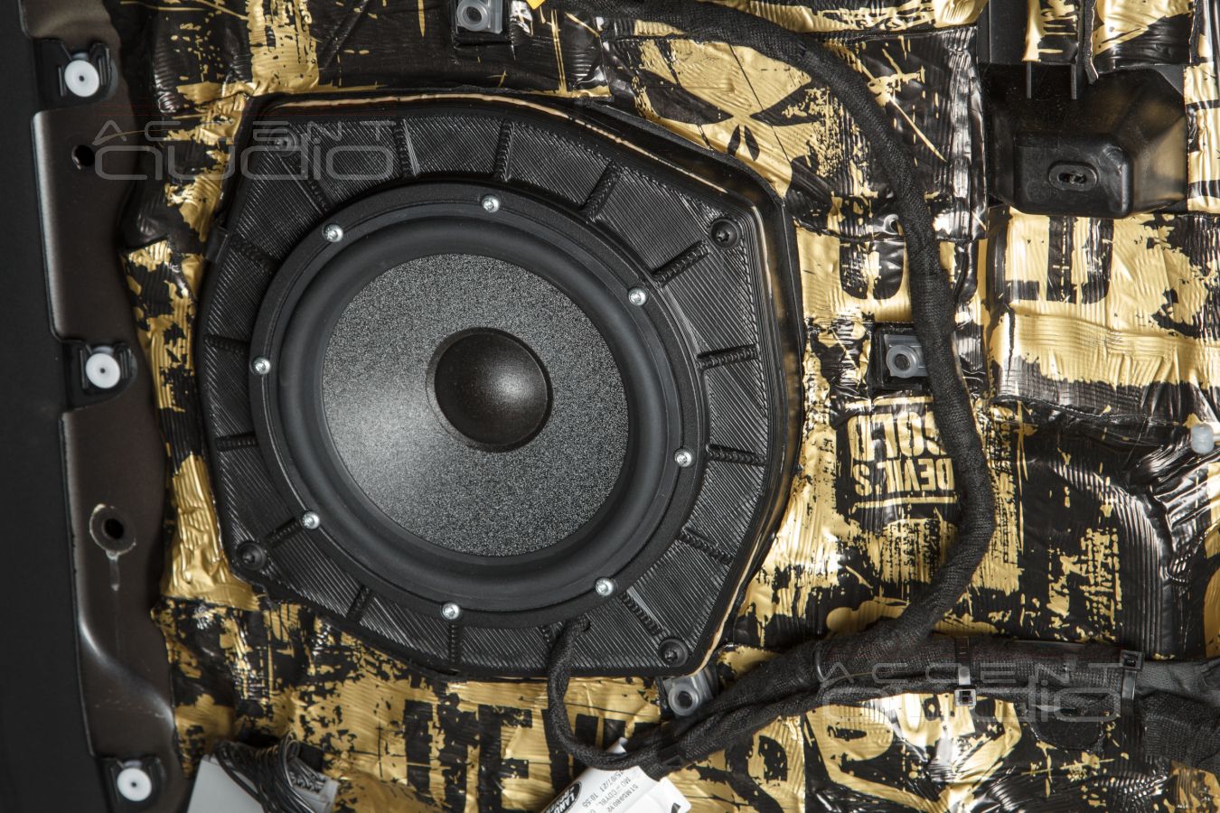 Аудиоподготовка дверей, установка мидбасовых динамиков Brax и SOAudio в Range Rover