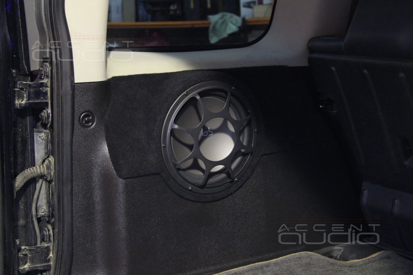 Сабвуфер стелс в левом крыле Hummer H3