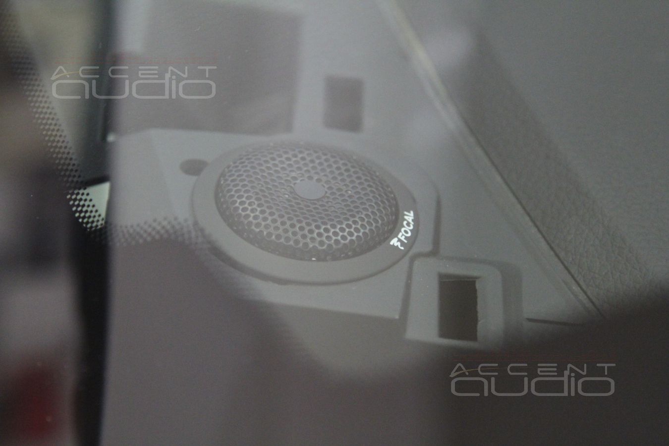 Размещение акустики Focal в торпедо