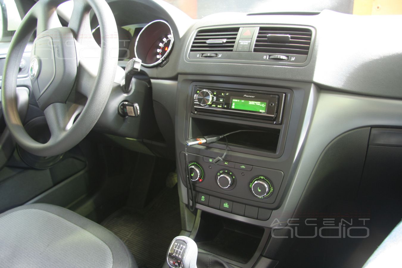 Магнитола Pioneer DEH-80PRS в новой Skoda Yeti