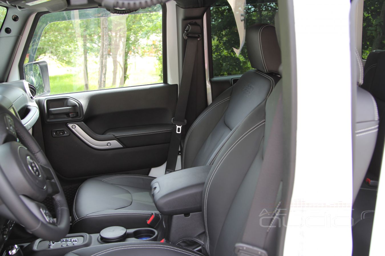 Пошив салона: качество кожи Nappa в сочетании с сидениями Jeep