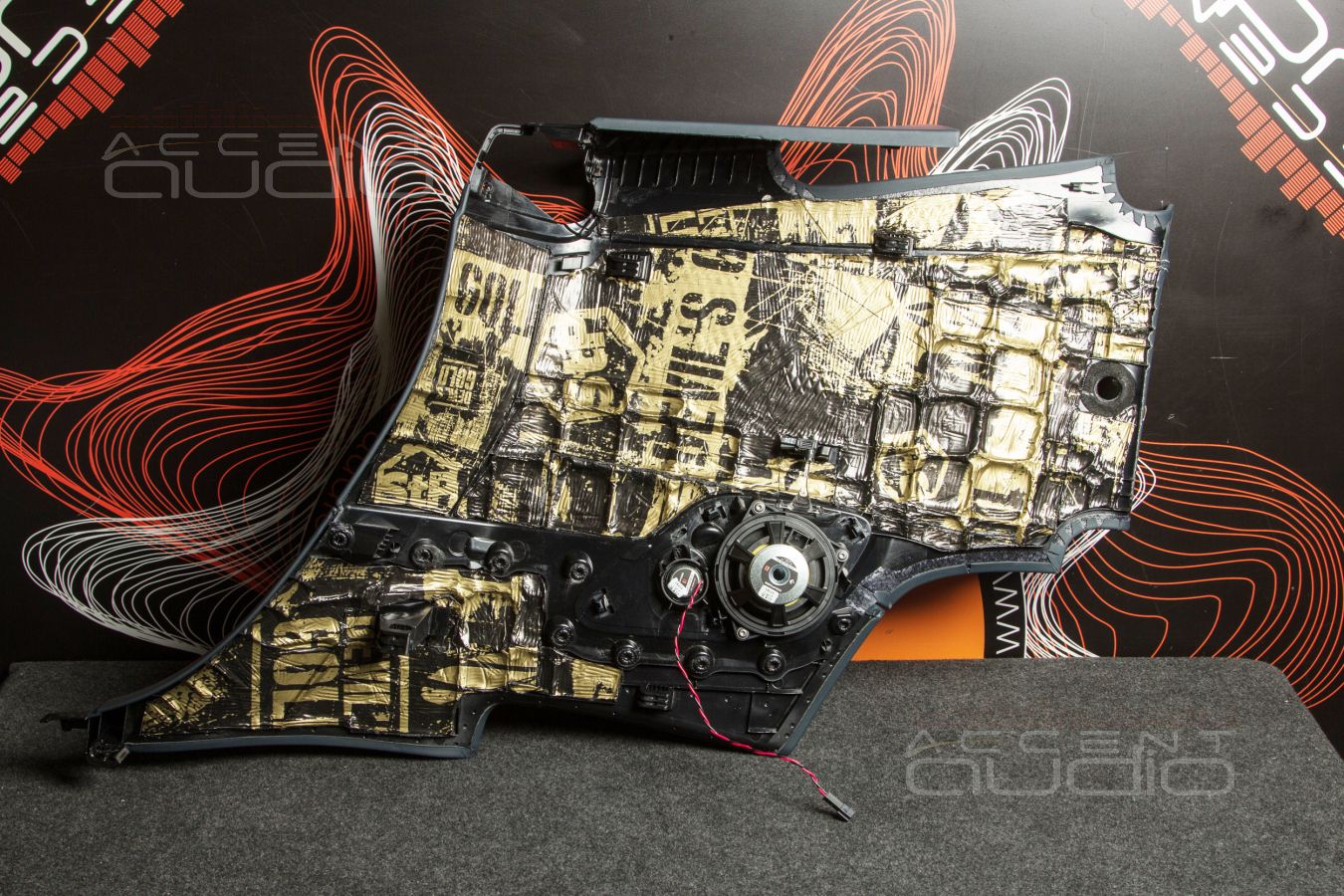 Тыловая акустика Helix Ci3 K100.2FM-S3 в Porsche 911