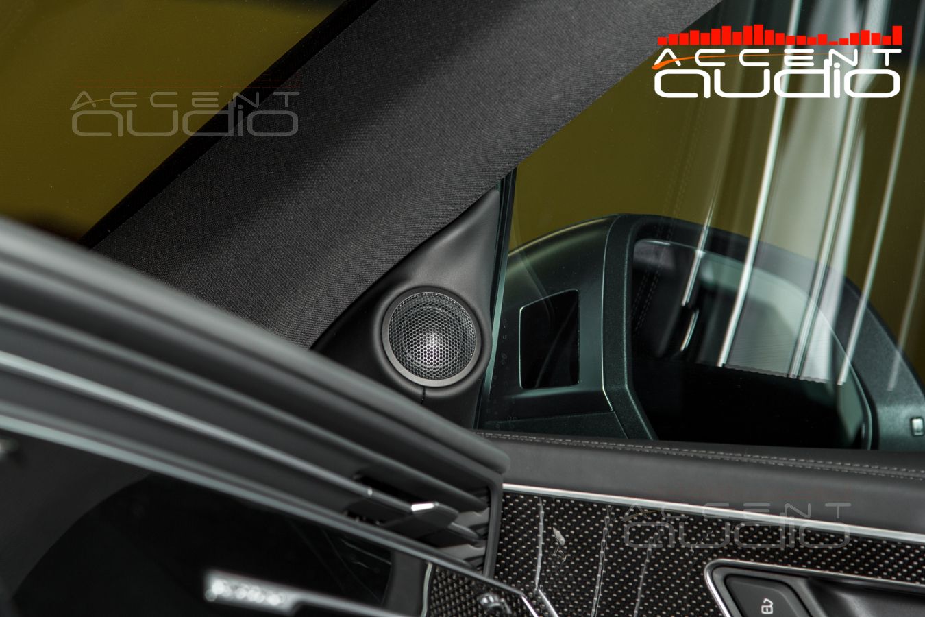 Комплект из двух подиумов для установки высокочастотных излучателей в Audi Q8 2018-2024.