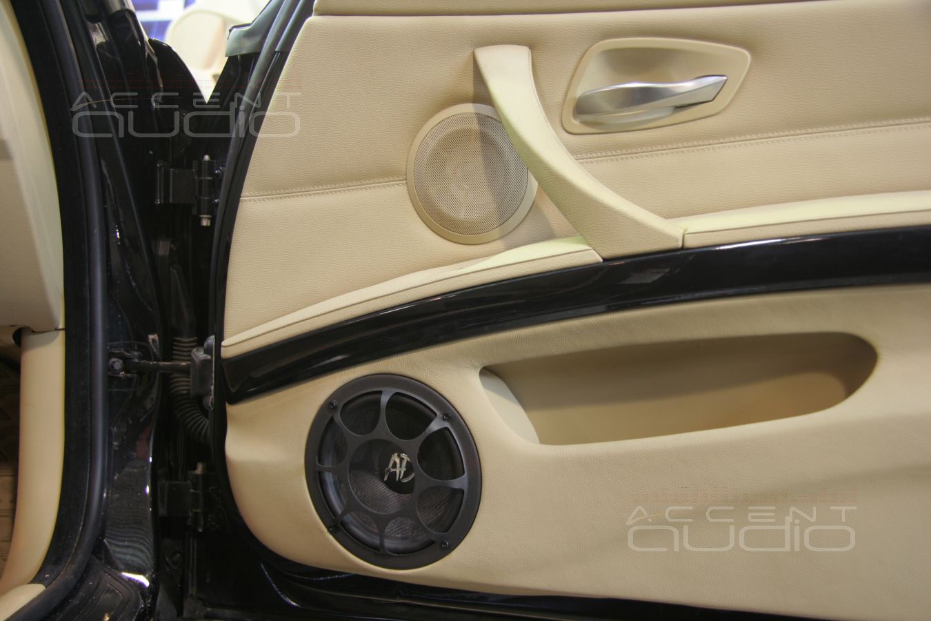 Новый дизайн обшивок и новый мидбас на новом месте