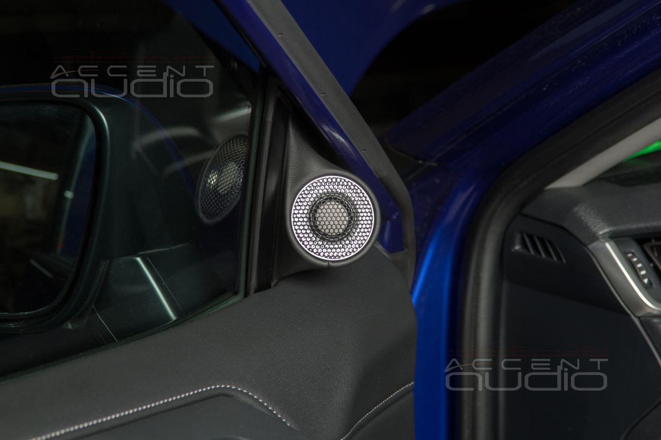 Подиумы под твитеры Brax в Rav4 – необходимое дополнение интерьера