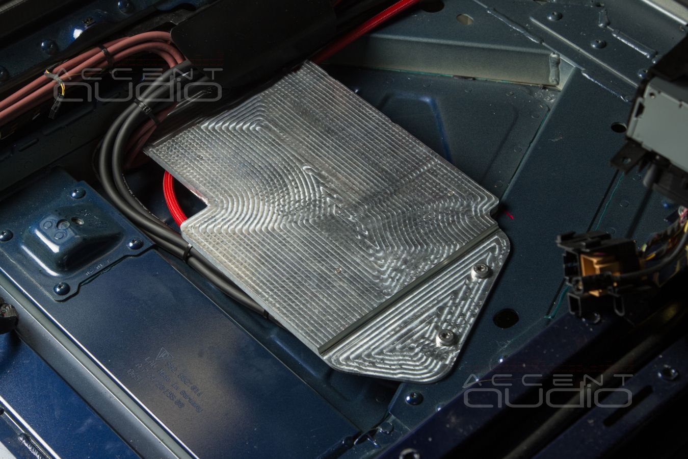 Штатный, заводской монтаж новых усилителей Helix в Porsche Carrera 911 S