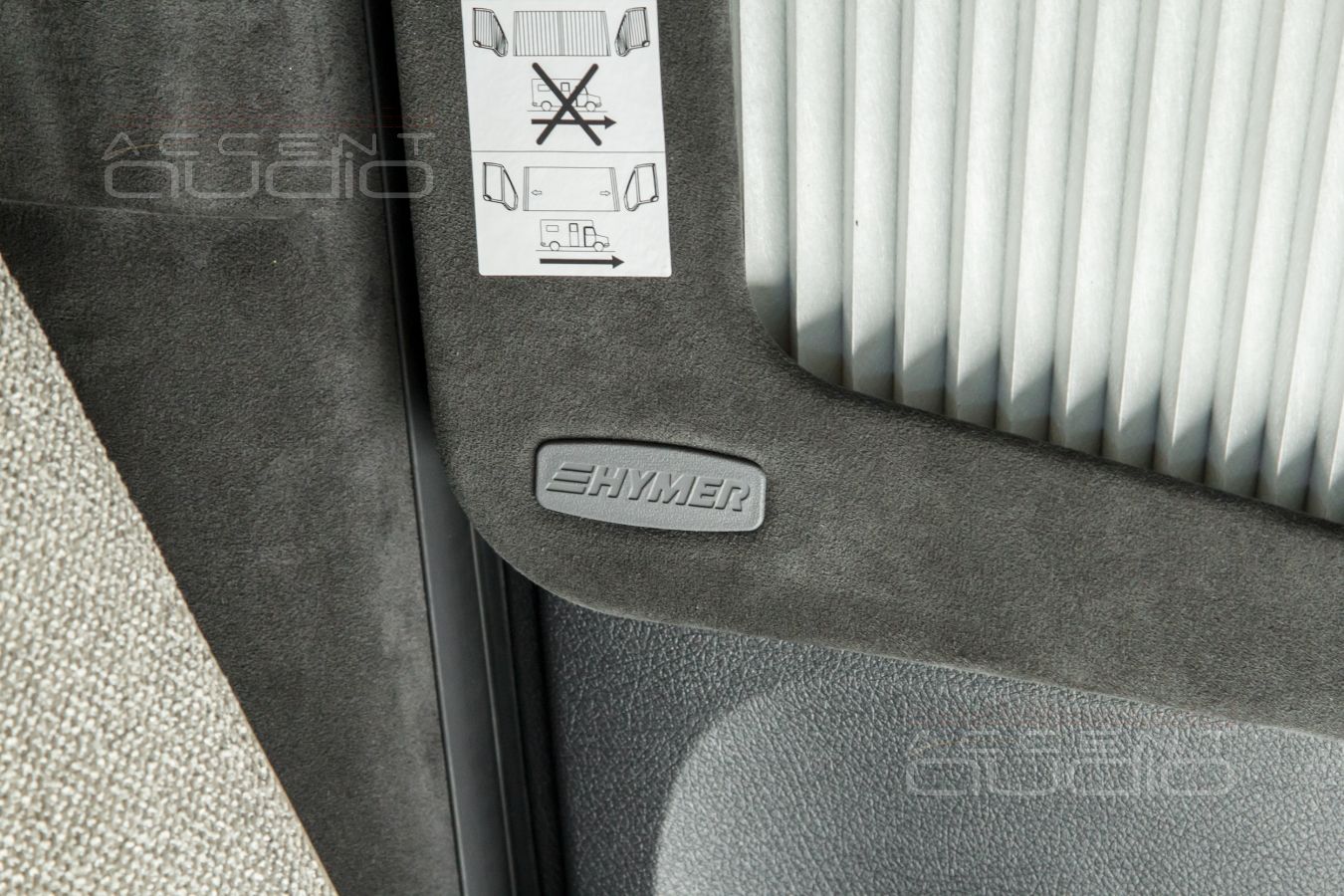 Новый, цельный и строгий дизайн кабины и подиумы под СЧ-ВЧ звено Brax