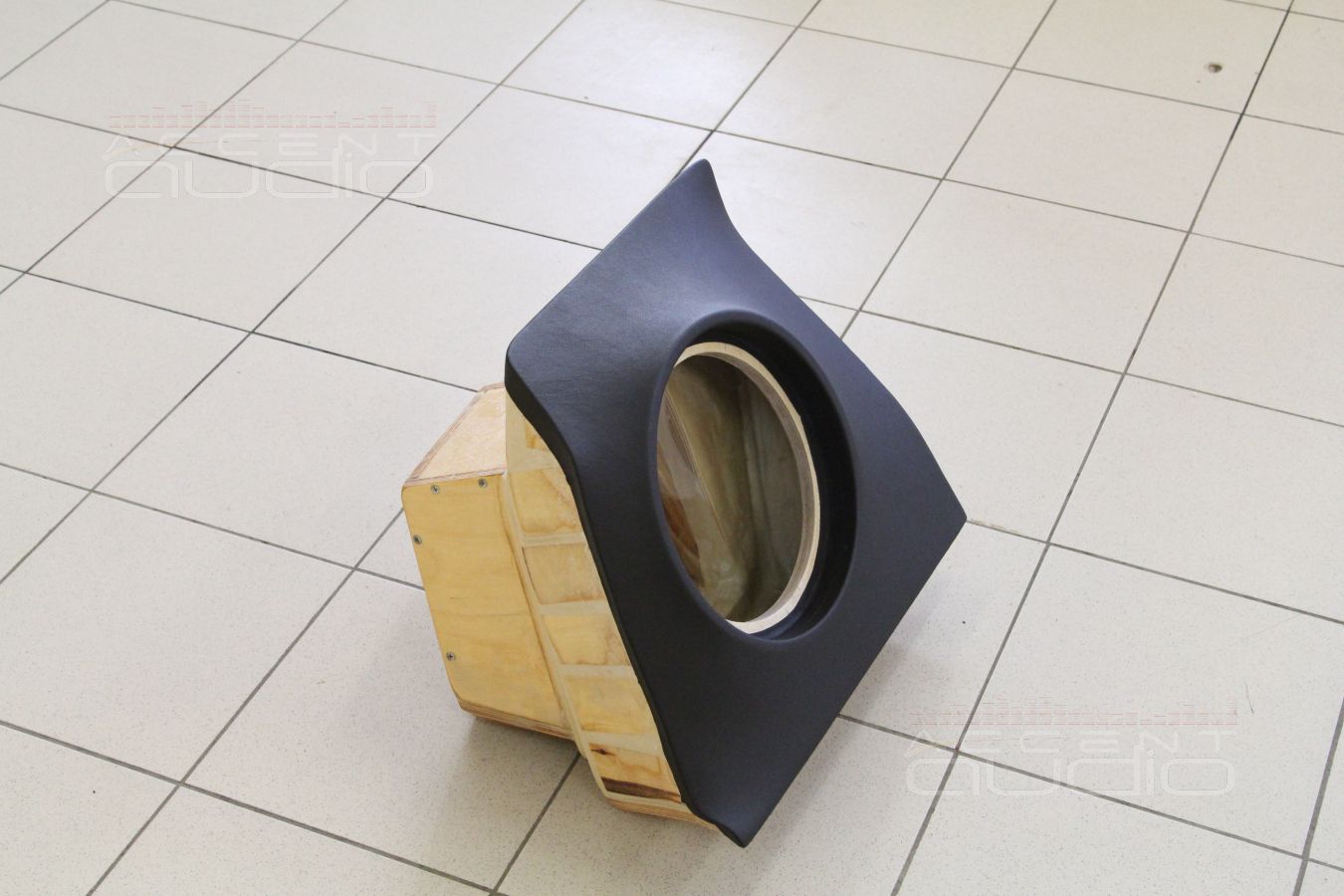 Mercedes-Benz GLE: Сабвуфер-стелс в очередной раз… из дерева