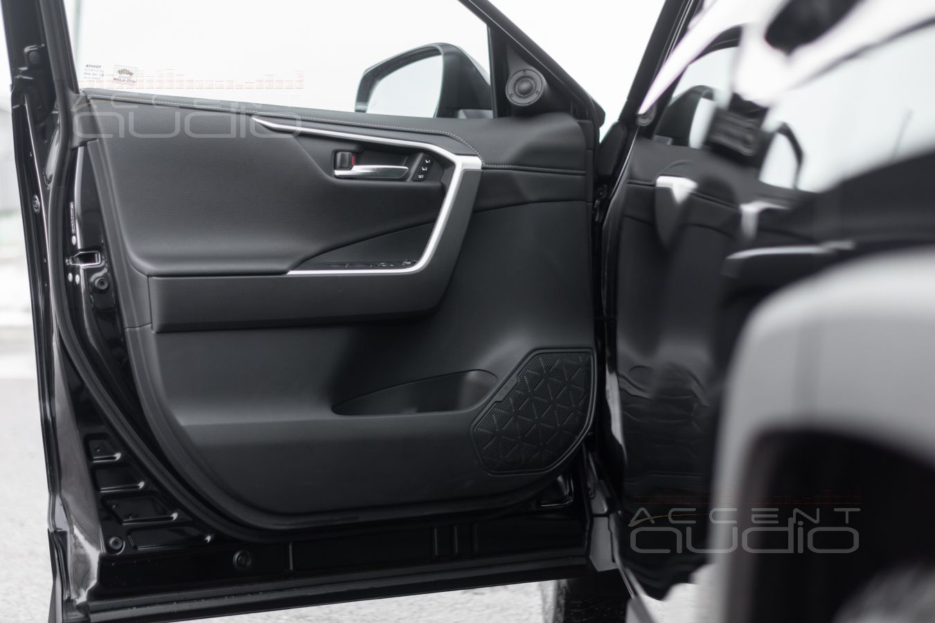 Аудиоподготовка дверей и установка Focal FLAX в Toyota RV4