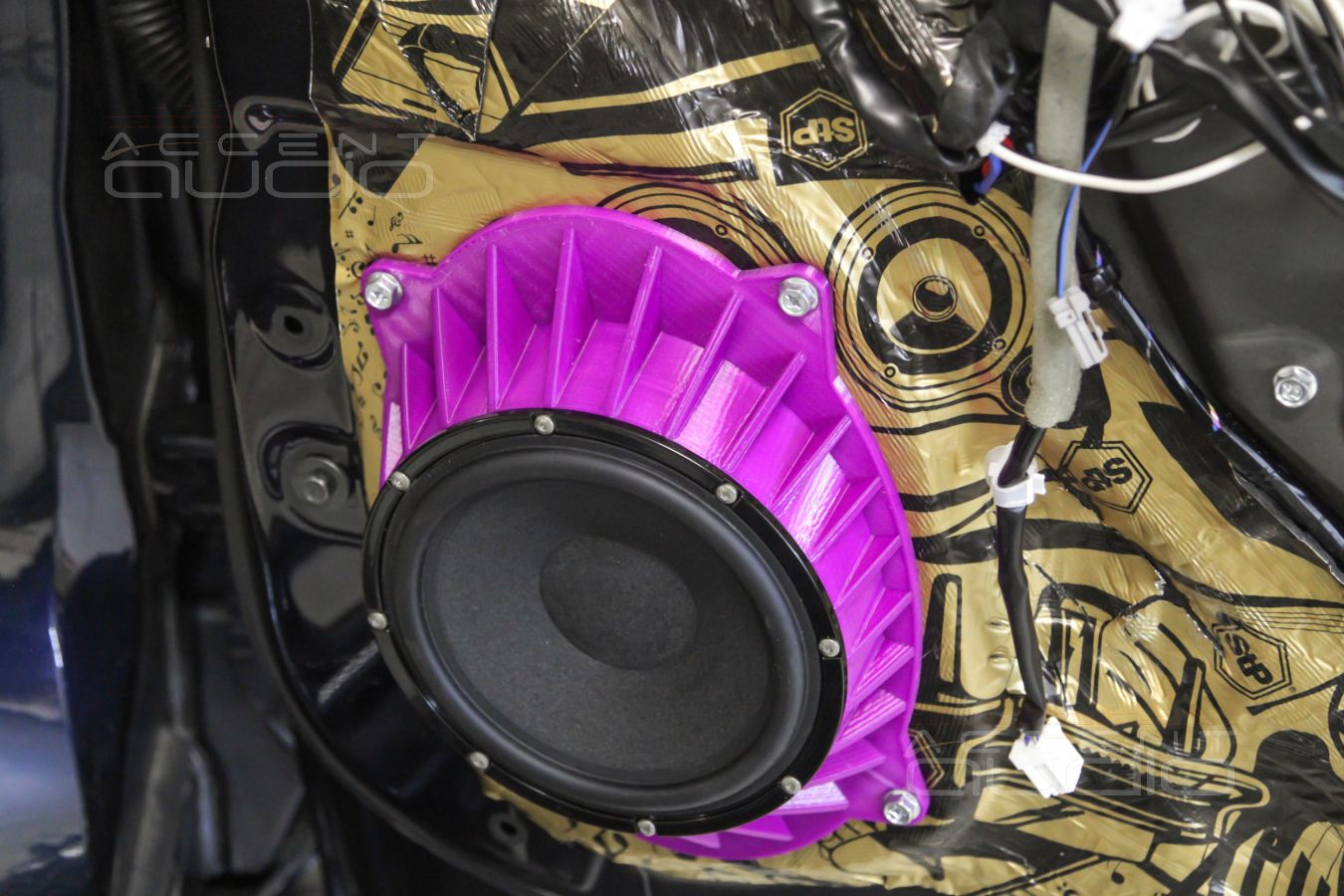 Установка акустики: аудиоподготовка дверей и установка мидбасов Brax в  Infiniti QX80