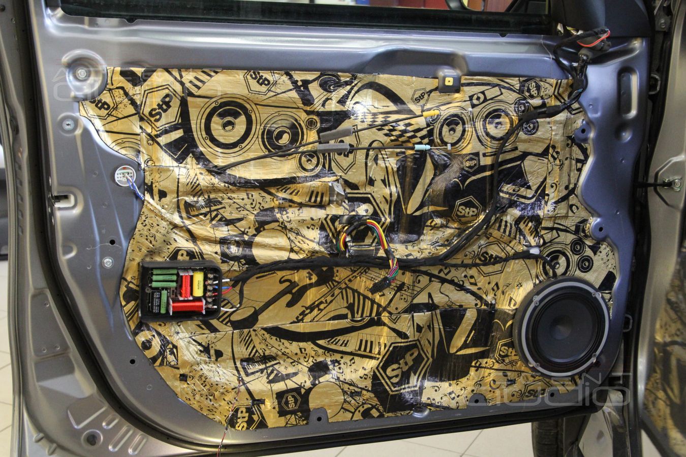 Установка акустики Audison AVK6 & Audison AVX6.5