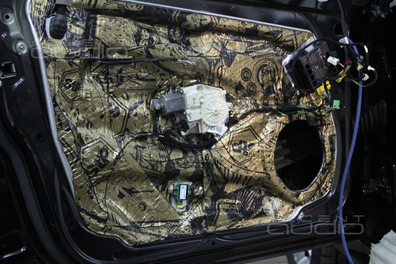 Замена акустики и виброизоляция дверей в Mercedes GLK 2014