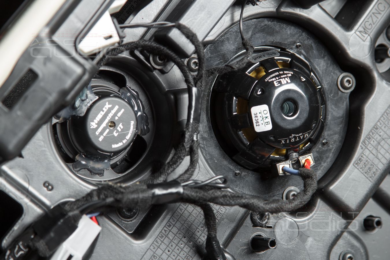 Среднечастотные излучатели Brax ML3 штатно в передних и в задних дверях Range Rover