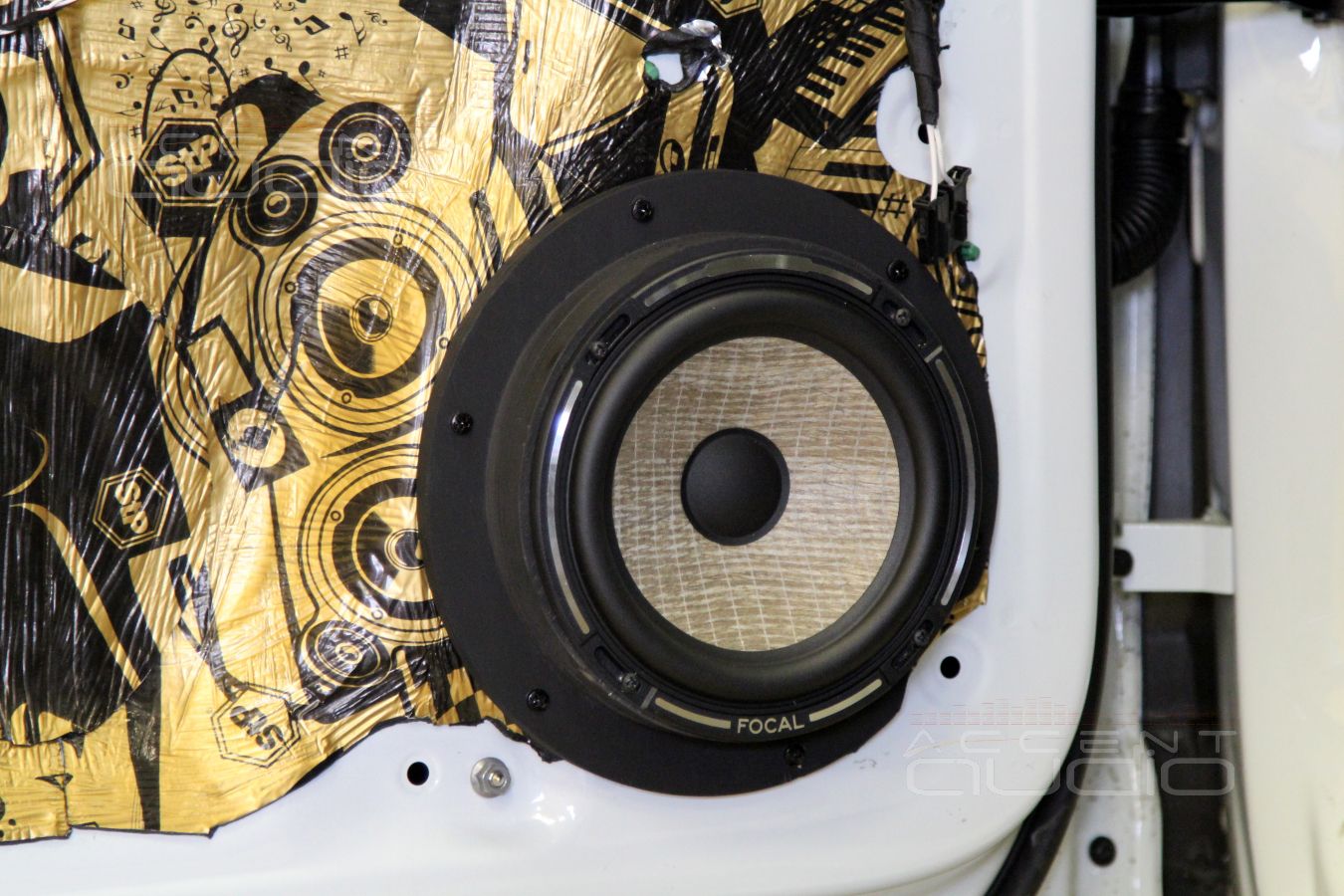 Установка мидбасовых излучателей – обычное дело