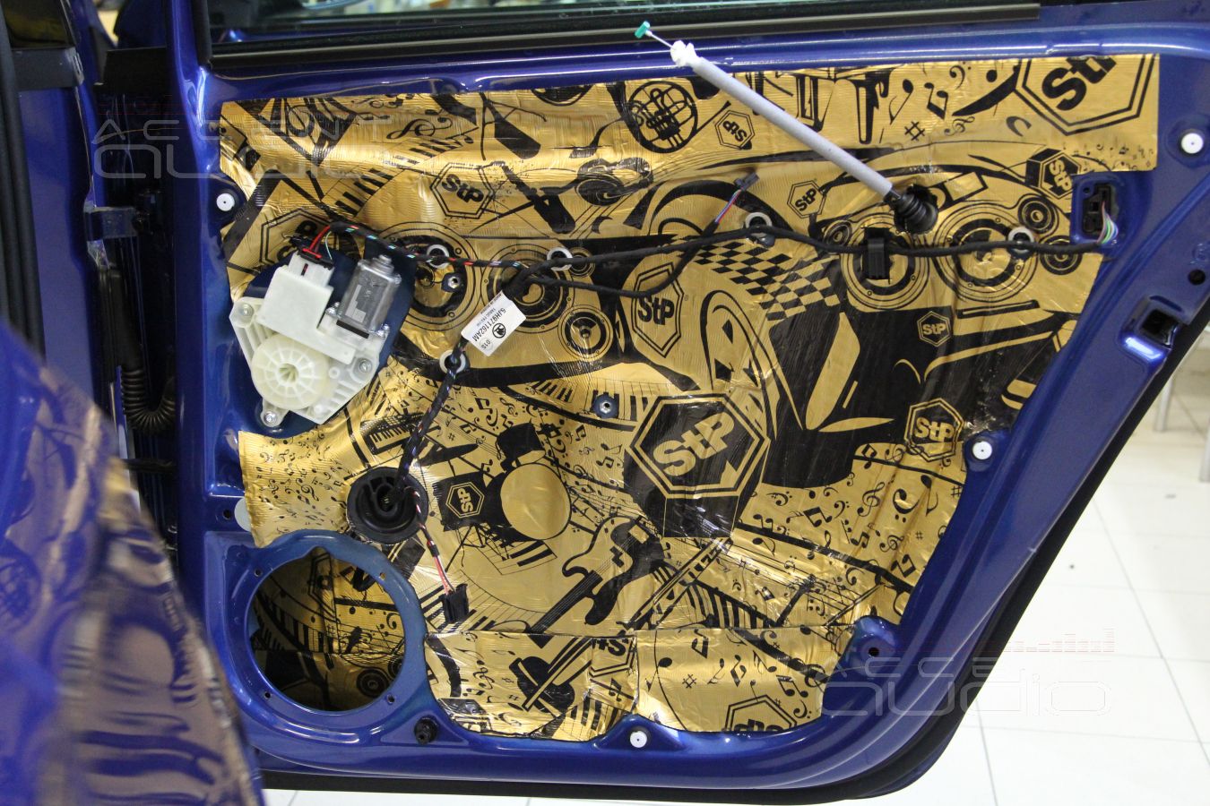 Установка акустики и шумоизоляция дверей Skoda Rapid