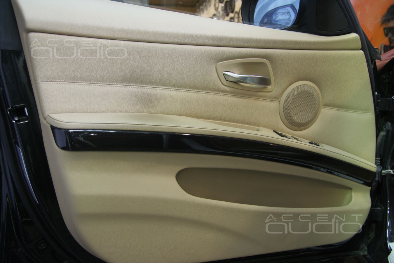 Да, в BMW 330i E90 можно установить полноценную процессорную Hi-End аудиосистему...