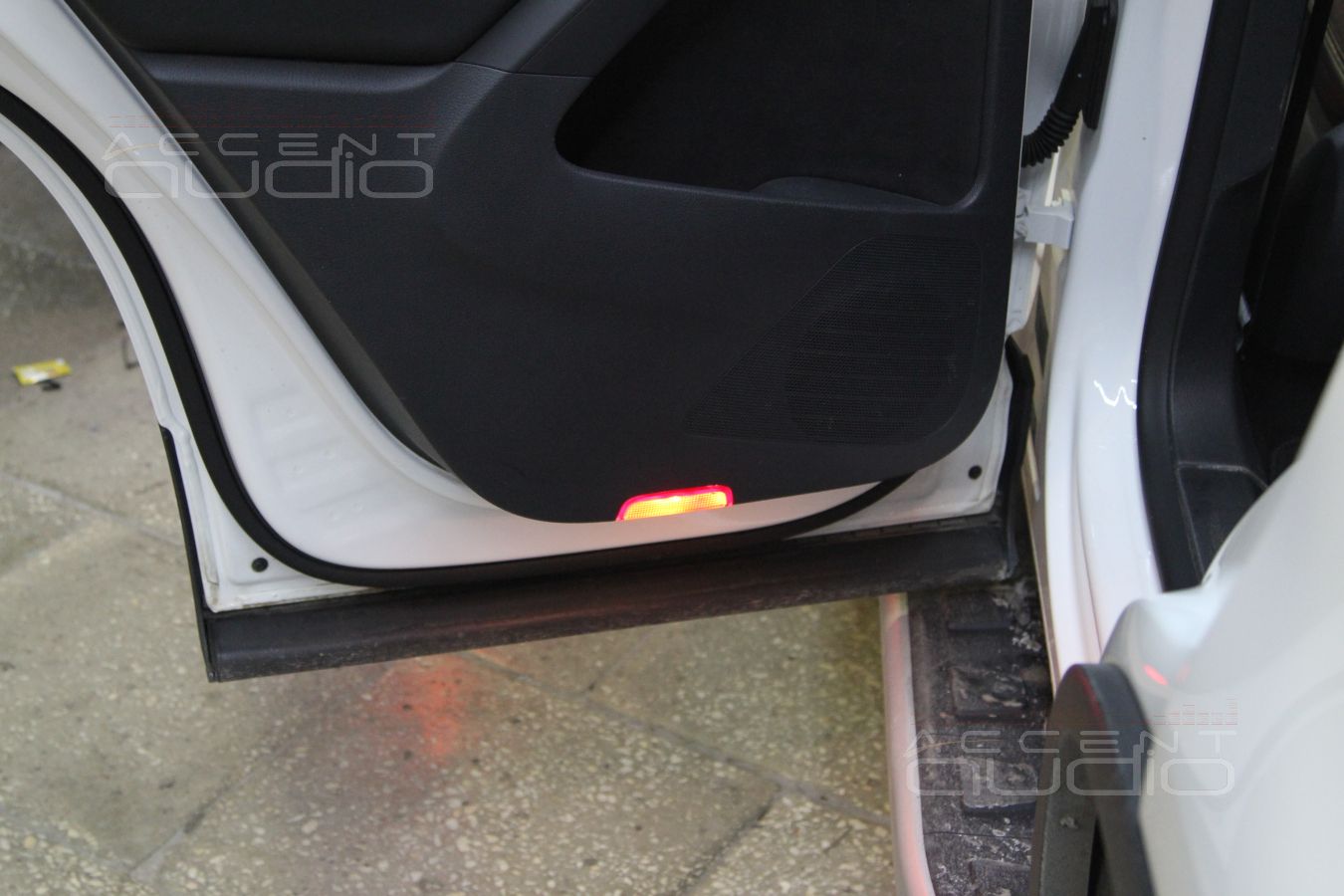 Volkswagen Tiguan: подсветка в дверях. Меняем отражатели на плафоны.