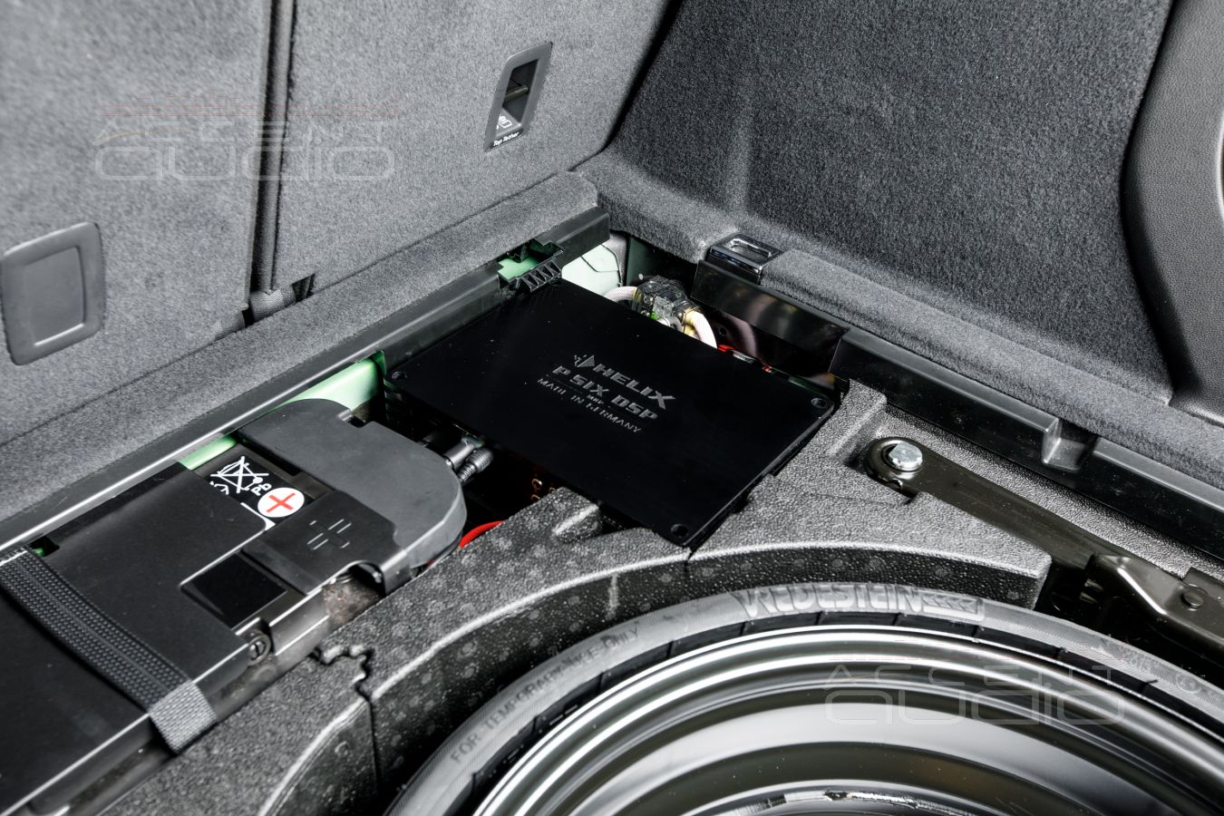 Скрытая интеграция усилителей Helix и Alpine в Audi Q5 ll