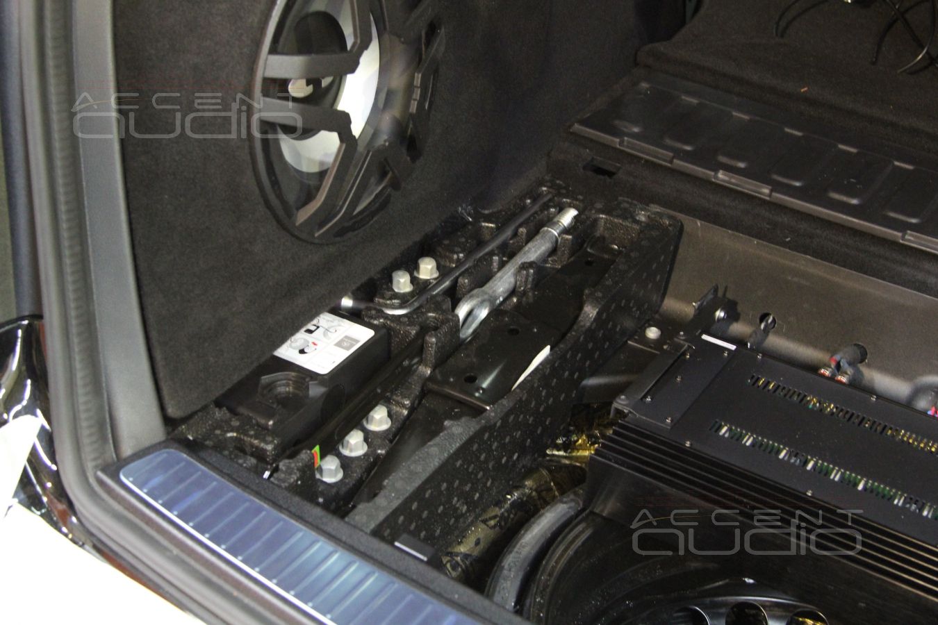 Сабвуфер Eton HEX в Mercedes GLK