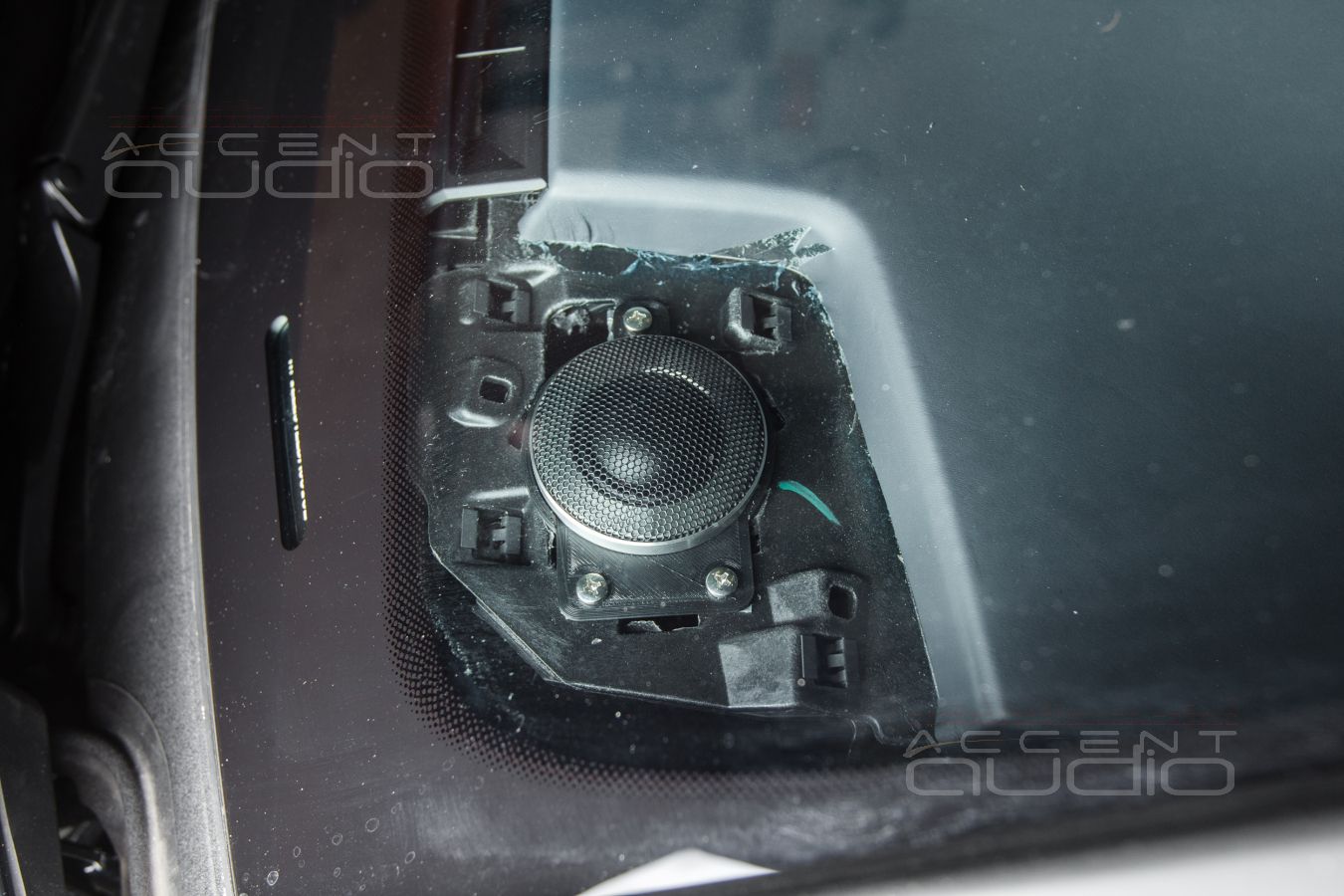 Новые, роскошные твитеры Brax ML1 в Porsche Cayenne Coupe штатно