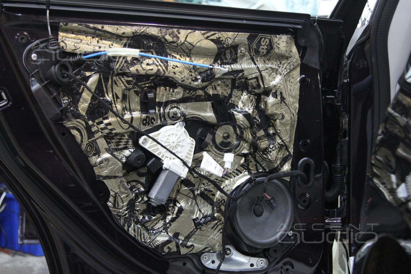 Установка акустики E.O.S в Mercedes CLA