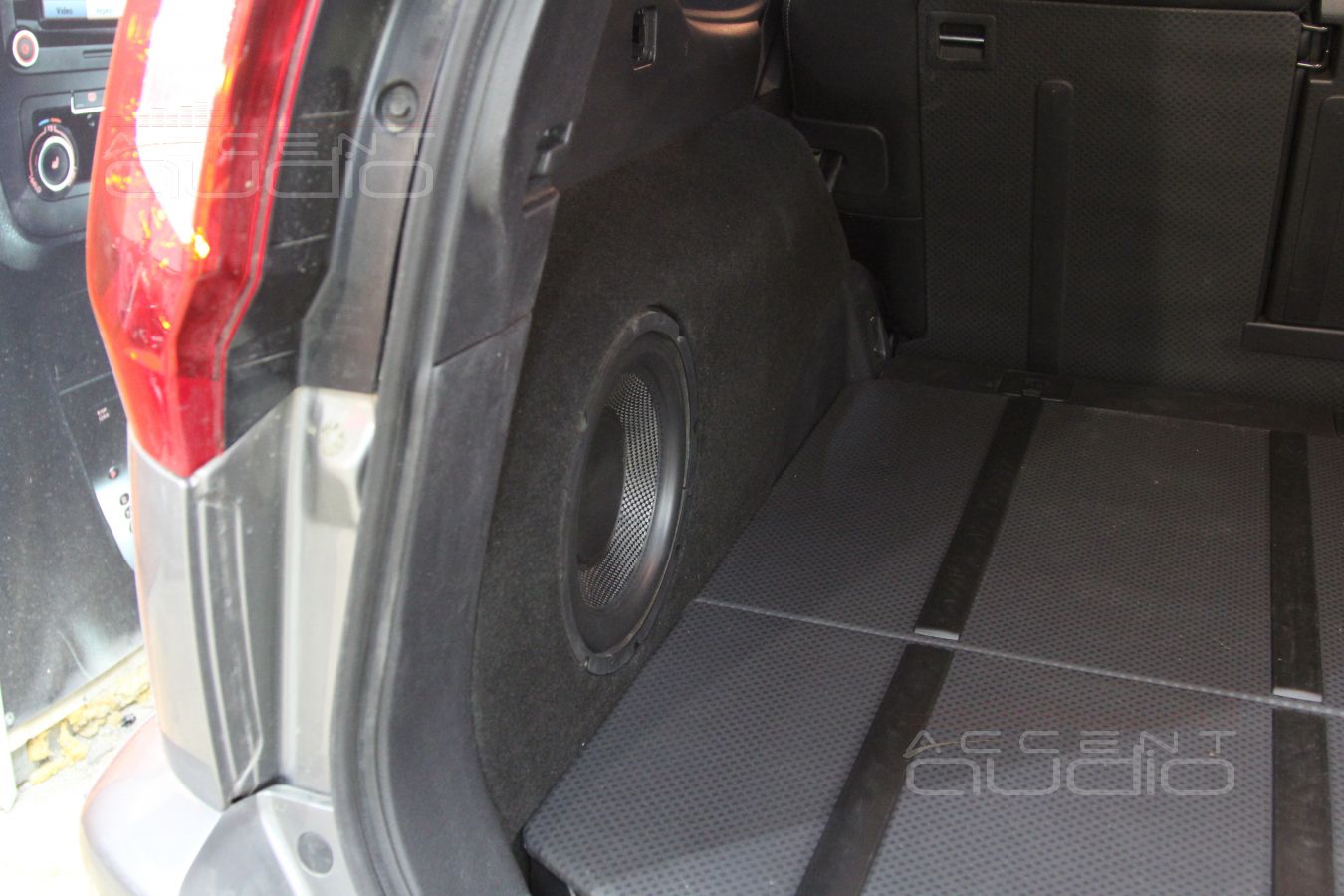 Встроенный сабвуфер стелс с Nissan X-Trail