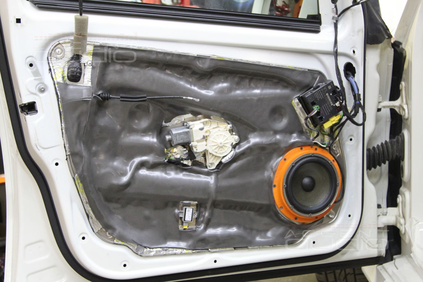 Установка мидбасов Eton и твитеров ScanSpeak в Mercedes GLK