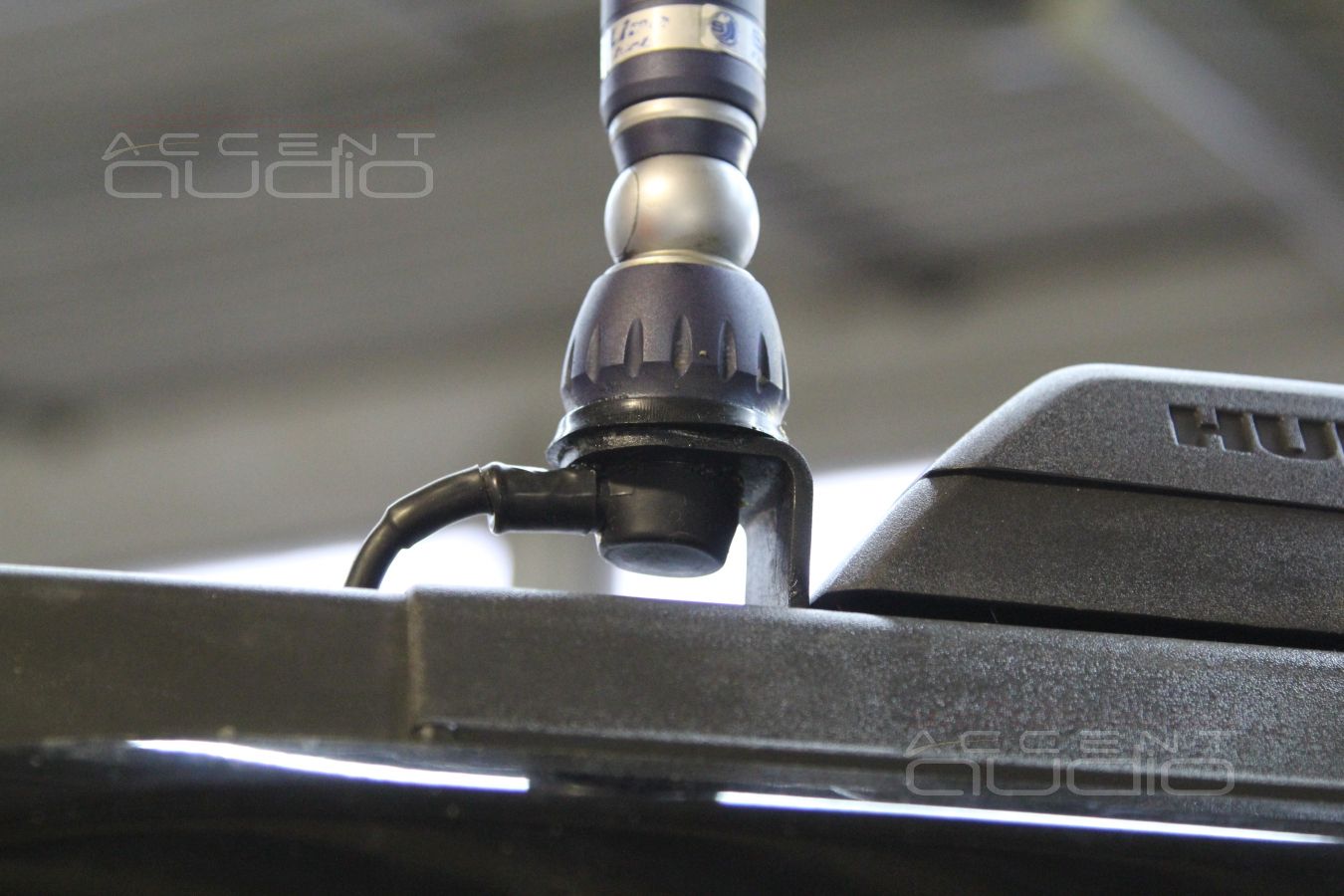 Скрытая установка усилителей в Hummer H3