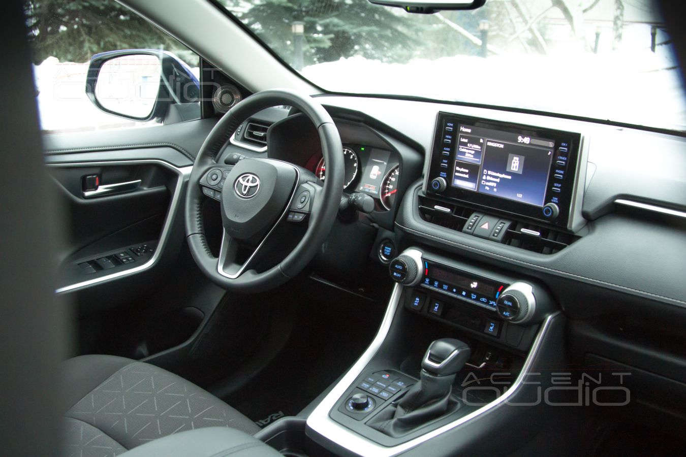 Подиумы под твитеры Brax в Rav4 – необходимое дополнение интерьера