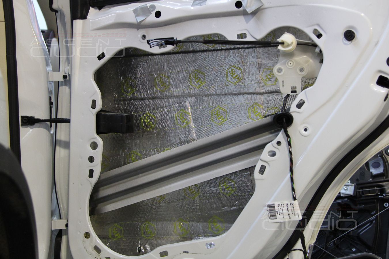 Шумоизоляция дверей и установка мидбасов в Volkswagen Touareg 2014