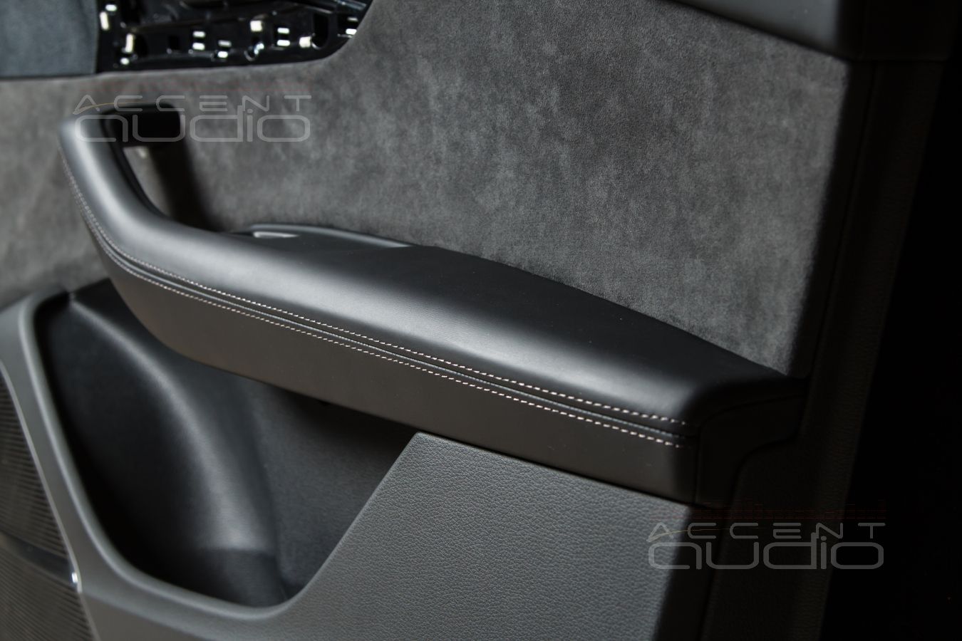 Перетяжка верхних деталей и ручек дверных панелей в кожу Nappa в Audi Q8