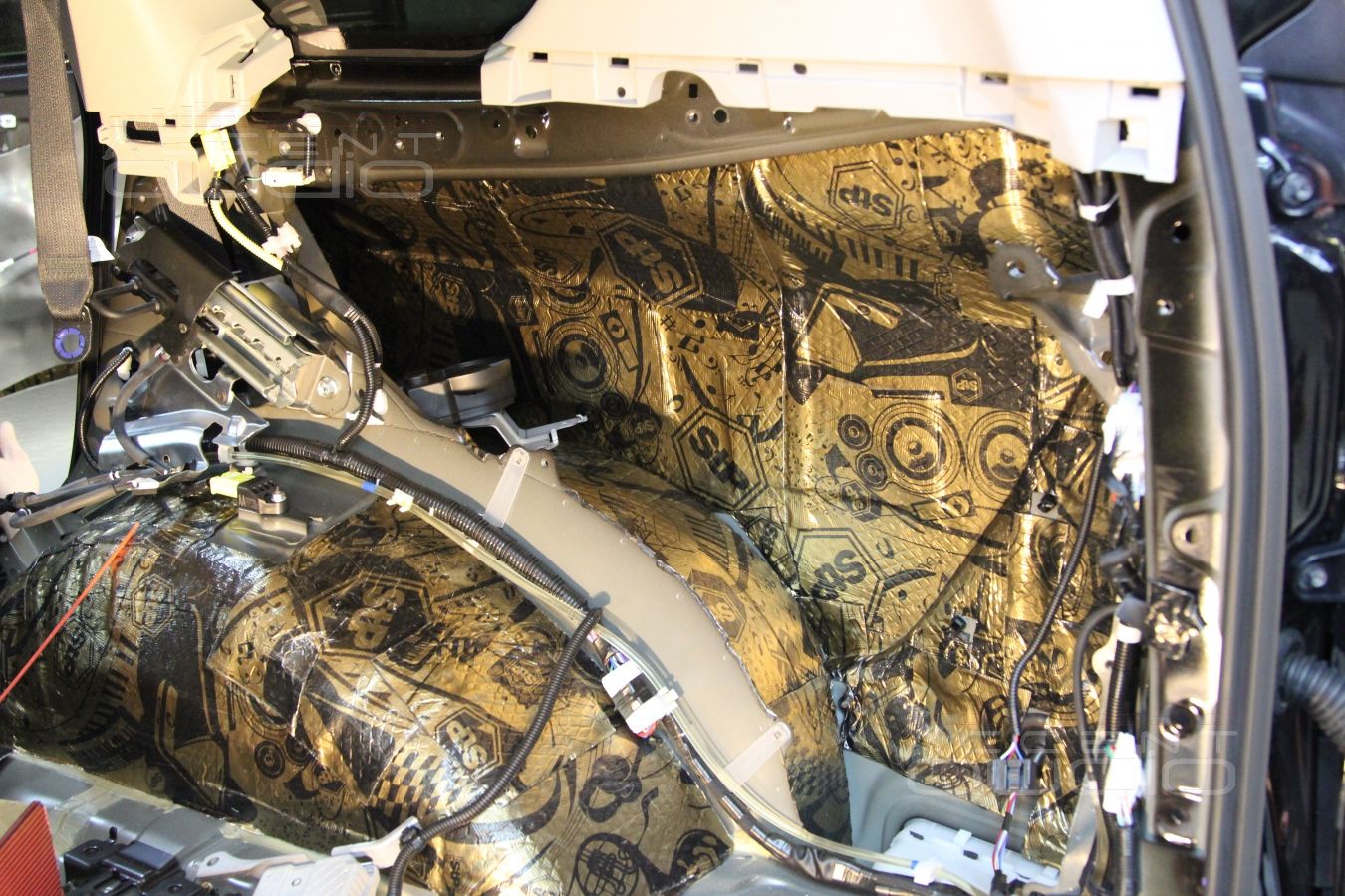 Сабвуфер, встроенный в крыло Toyota Land Cruiser Prado