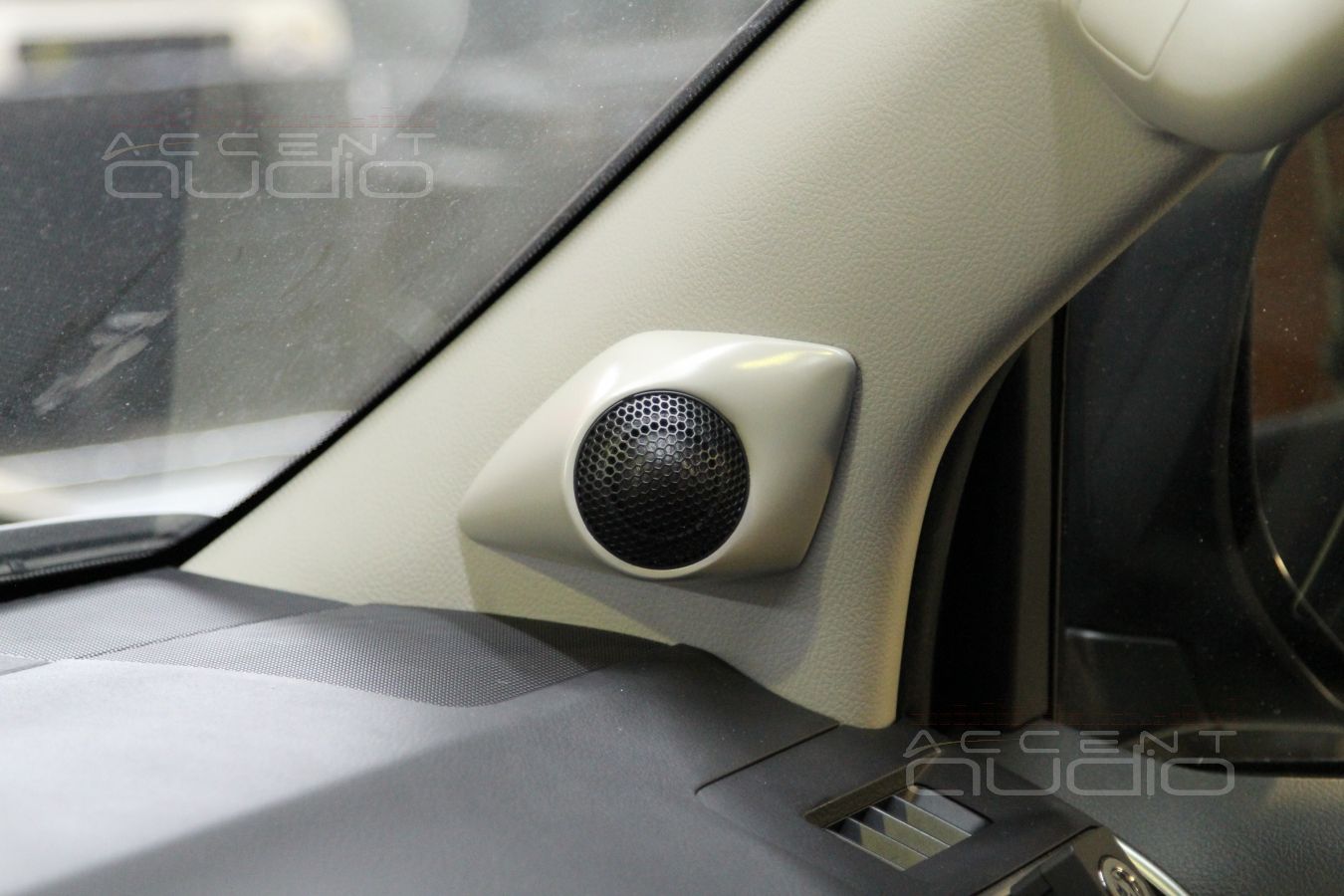 Подиумы под твитеры в Toyota Land Cruiser Prado