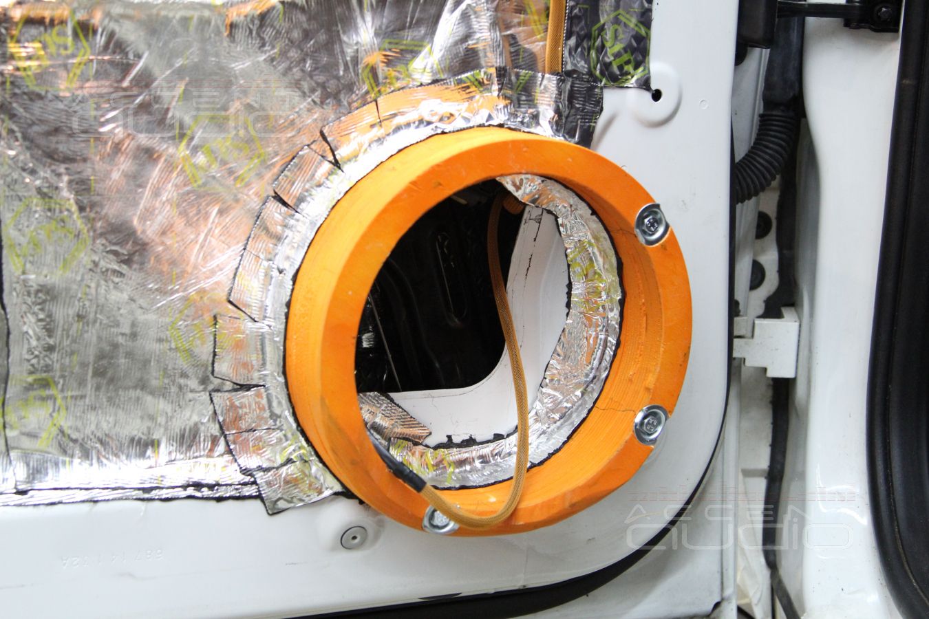 Процесс установки динамиков в двери BMW X5