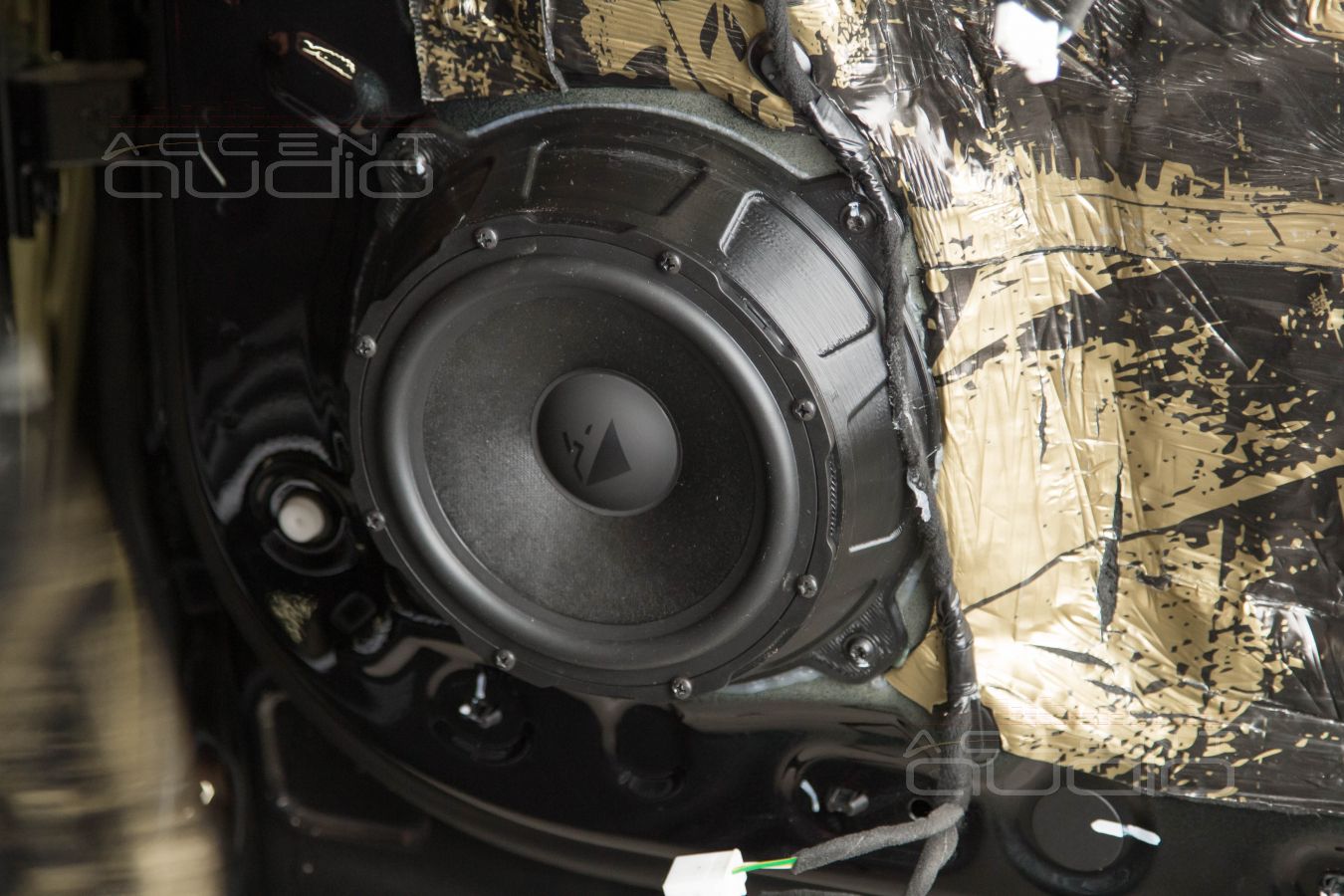 Тыловая акустика: вкусный мидбас Helix i7 для Lixiang Li7