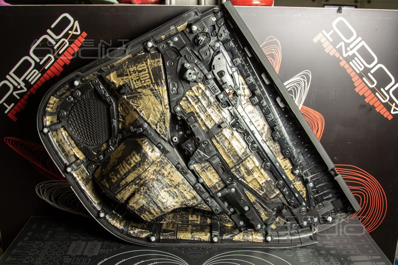 Шумоизоляция Geely Monjaro: аудиоподготовка дверей