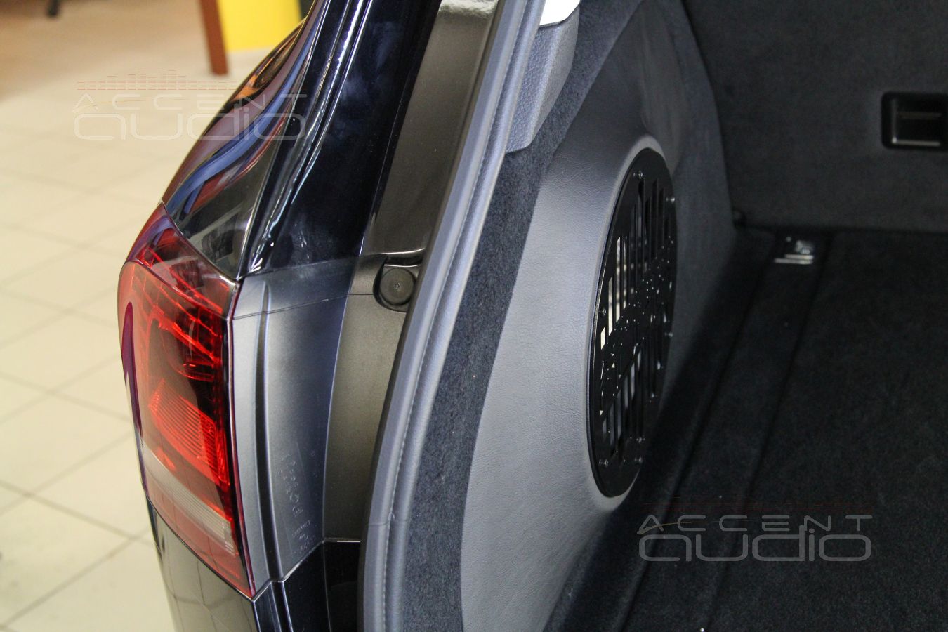 Фирменный сабвуфер-стелс 