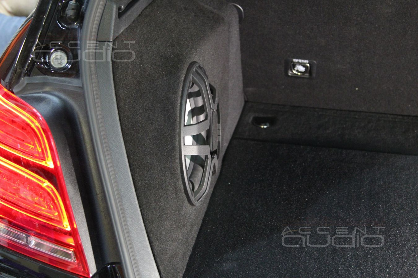 Сабвуфер Eton HEX в Mercedes GLK