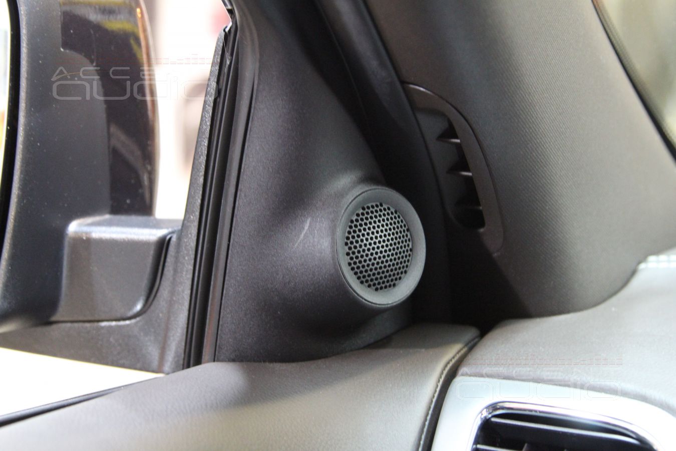 Подиумы под твитеры ScanSpeak в Jeep Grand Cherokee 2014