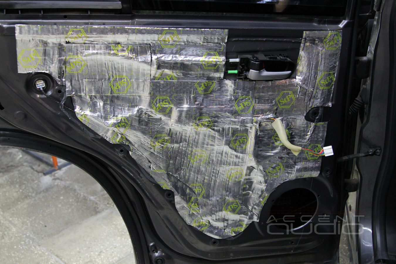 Шумоизоляция дверей и установка акустики в Suzuki Grand Vitara